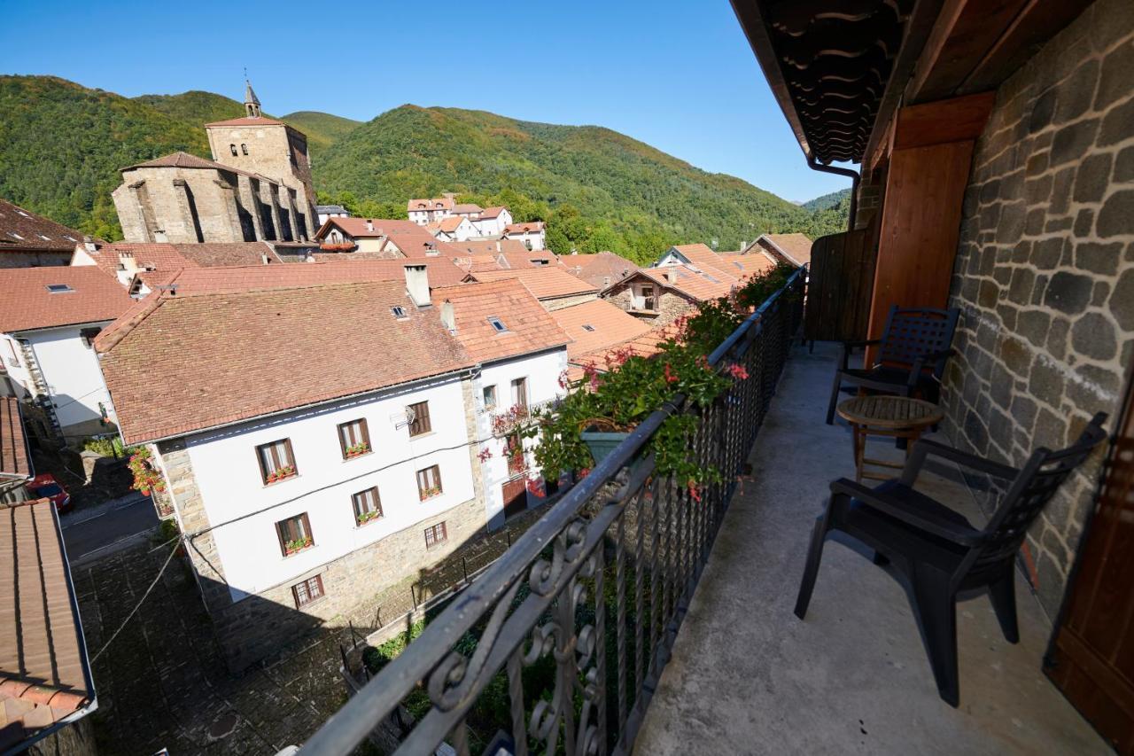 Hostal Lola Isaba Exterior photo