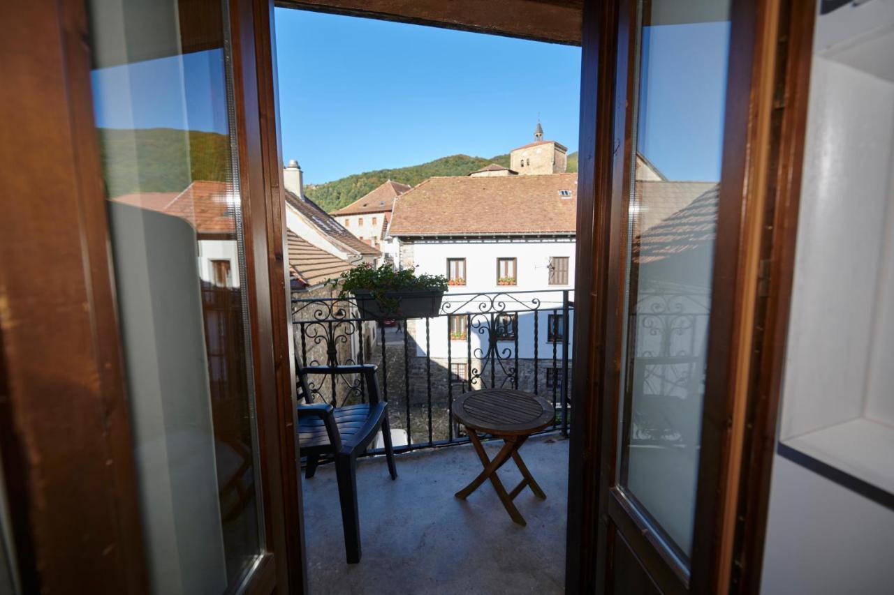 Hostal Lola Isaba Exterior photo