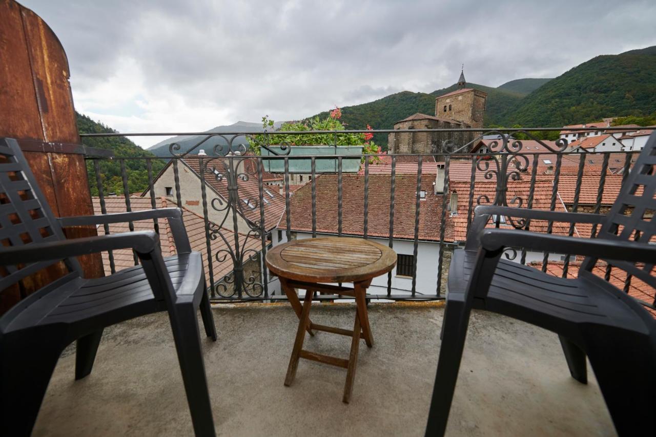 Hostal Lola Isaba Exterior photo